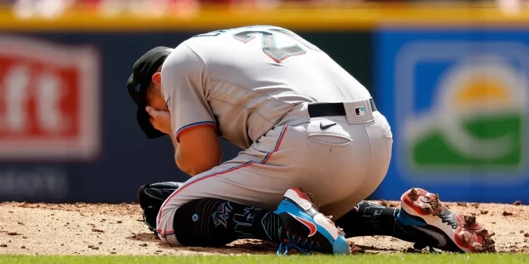 Pitcher Daniel Castaños recibe pelotazo en la cabeza a mas de 104mph