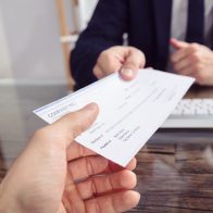 Detienen a hombre que intentó canjear cinco cheques falsos