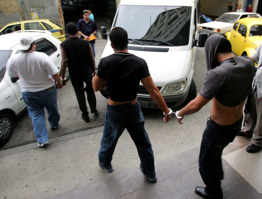 Acusan en Florida a 3 hombres de sobornar a aseguradoras en Ecuador