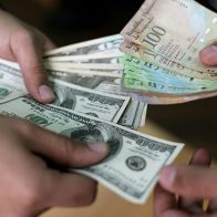 La moneda de Venezuela se devalúa un 17% frente al dólar en primer semestre