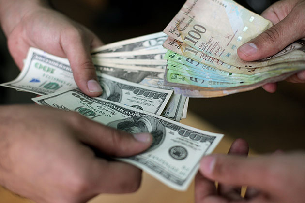 La moneda de Venezuela se devalúa un 17% frente al dólar en primer semestre