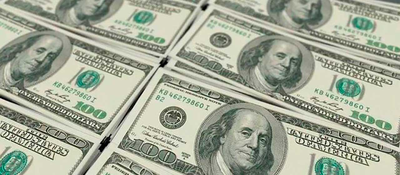 El dólar cierra por primera vez por encima de los 4.500 pesos en Colombia