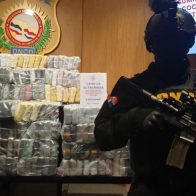 Decomisan 806 paquetes de cocaína y apresan a tres hombres en una lancha rápida