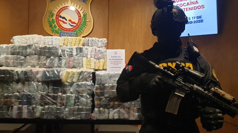 Decomisan 806 paquetes de cocaína y apresan a tres hombres en una lancha rápida
