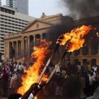 Manifestantes incendian residencia privada de primer ministro de Sri Lanka