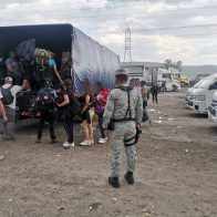 Traficantes de migrantes en México ganan 615 millones de dólares al año