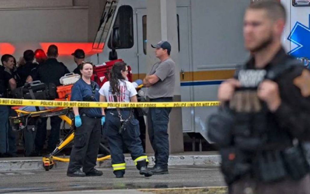 Identifican tres muertos en un tiroteo en un centro comercial en Indiana