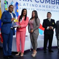 Víctor Dume recibe reconocimiento por su labor social junto al AIB