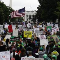 Cientos protestan frente a la Casa Blanca por la sentencia del aborto en EEUU