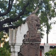 Destruyen monumento a Isabel la Católica en Ciudad de Guatemala