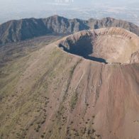 Turista cae al cráter de volcán tratando de recuperar su celular para un “selfie”