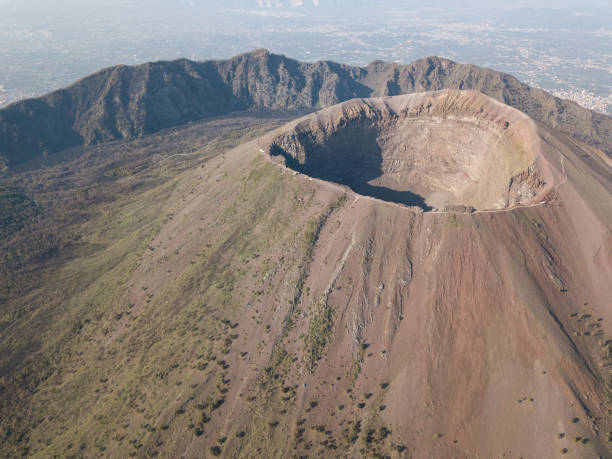 Turista cae al cráter de volcán tratando de recuperar su celular para un “selfie”
