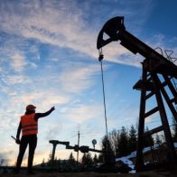 El petróleo Brent baja un 7,10%, hasta 99,49 dólar