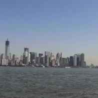 Dos muertos y tres heridos graves al volcarse un barco en un río de Nueva York