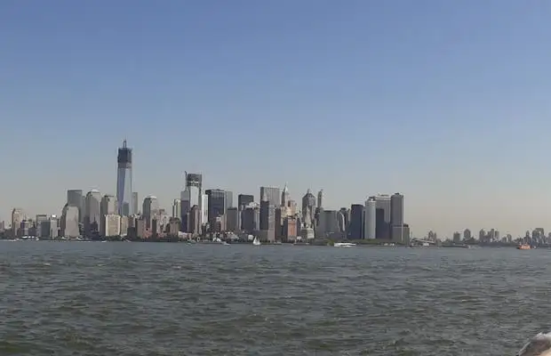 Dos muertos y tres heridos graves al volcarse un barco en un río de Nueva York