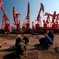 El petróleo de Texas baja un 4,8% y cierra en 93,89 dólares el barril