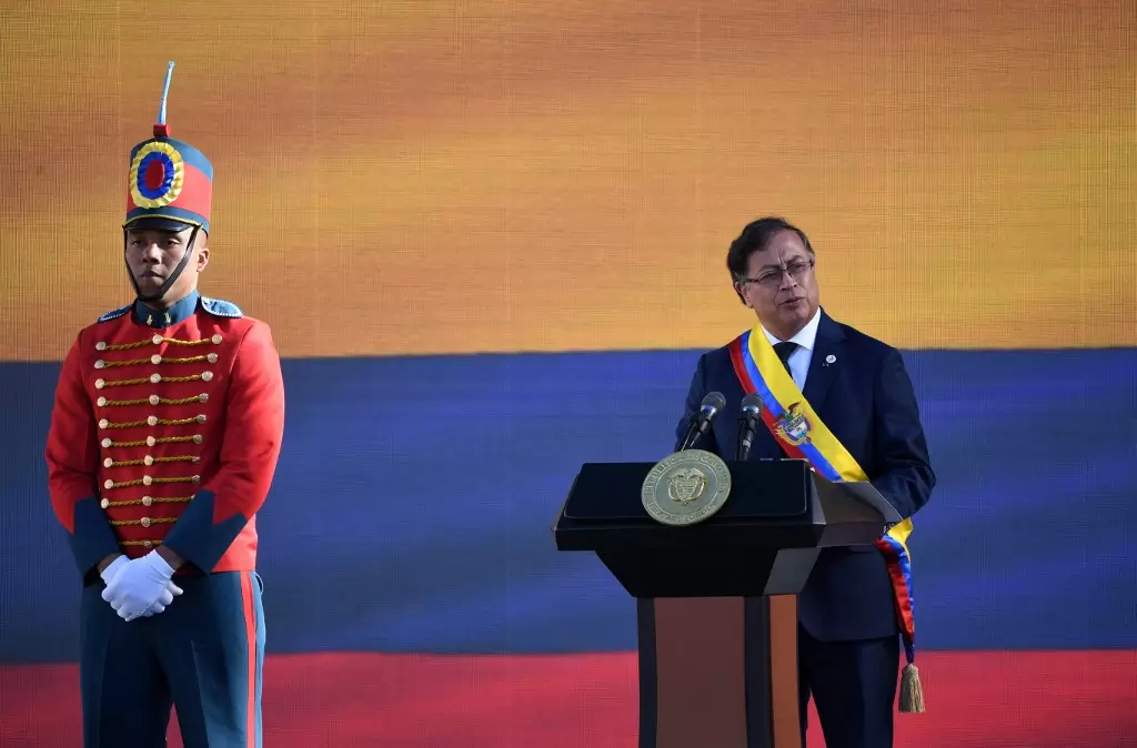 Petro: "Convocamos a todos los armados a dejar las armas"