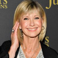 Subastan uno de los autos de "Grease" con la firma de Olivia Newton-John