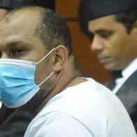 Santo Domingo. - La Segunda Sala Penal de la Suprema Corte de Justicia autorizó este miércoles la extradición a los Estados Unidos del presunto capo Julio de los Santos Bautista, conocido como Julito Kilo, acusado de tráfico de drogas desde Suramérica hacia la República Dominicana, con Puerto Rico como destino final. Julito Kilo, quien según la acusación lavaba el dinero en el país mediante empresas fachadas, se encuentra recluido en el pabellón de extraditables de la cárcel de Najayo. El tribunal acogió unpedimento presentado por el Departamento de Cooperación Internacional y Extradiciones de la Procuraduría General de la República, representado por el procurador adjunto Andrés Chalas y la abogada Analdis Alcántara, quien representa los intereses de los Estados Unidos en el país. El Gobierno estadounidense indica que Julito Kilo es requerido para ser juzgado por infracciones de tráfico de drogas, bajo la acusación formal modificada en el caso número 21-239 (PAD) (también referido como Criminal No. 21-239 (PAD), Caso 3:21-cr-00239-PAD, y Caso No. 21-239 (PAD)), presentada el 14 de julio de 2021 en la Corte de Distrito de los Estados Unidos para el Distrito de Puerto Rico”. Además, se le acusa de haber formado una asociación delictuosa para fabricar y distribuir cocaína intencionalmente, a sabiendas de que dicha sustancia sería importada ilegalmente a los Estados Unidos o hacia aguas dentro de una distancia de doce millas de las costas de esa nación. EEUU también han requerido incautar una serie de bienes del imputado. En la lista incluyen varios rifles de asalto, vehículos de lujo (Lexus, Mercedes Benz, etc), unos seis inmuebles ubicados en San Pedro de Macorís, al menos once embarcaciones y varias motocicletas.