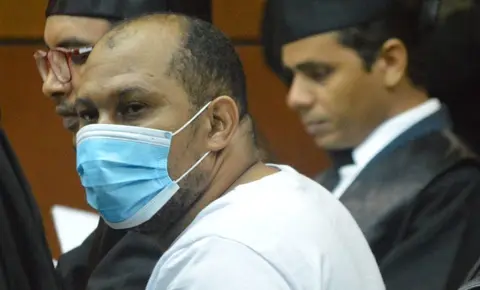 Santo Domingo. - La Segunda Sala Penal de la Suprema Corte de Justicia autorizó este miércoles la extradición a los Estados Unidos del presunto capo Julio de los Santos Bautista, conocido como Julito Kilo, acusado de tráfico de drogas desde Suramérica hacia la República Dominicana, con Puerto Rico como destino final. Julito Kilo, quien según la acusación lavaba el dinero en el país mediante empresas fachadas, se encuentra recluido en el pabellón de extraditables de la cárcel de Najayo. El tribunal acogió unpedimento presentado por el Departamento de Cooperación Internacional y Extradiciones de la Procuraduría General de la República, representado por el procurador adjunto Andrés Chalas y la abogada Analdis Alcántara, quien representa los intereses de los Estados Unidos en el país. El Gobierno estadounidense indica que Julito Kilo es requerido para ser juzgado por infracciones de tráfico de drogas, bajo la acusación formal modificada en el caso número 21-239 (PAD) (también referido como Criminal No. 21-239 (PAD), Caso 3:21-cr-00239-PAD, y Caso No. 21-239 (PAD)), presentada el 14 de julio de 2021 en la Corte de Distrito de los Estados Unidos para el Distrito de Puerto Rico”. Además, se le acusa de haber formado una asociación delictuosa para fabricar y distribuir cocaína intencionalmente, a sabiendas de que dicha sustancia sería importada ilegalmente a los Estados Unidos o hacia aguas dentro de una distancia de doce millas de las costas de esa nación. EEUU también han requerido incautar una serie de bienes del imputado. En la lista incluyen varios rifles de asalto, vehículos de lujo (Lexus, Mercedes Benz, etc), unos seis inmuebles ubicados en San Pedro de Macorís, al menos once embarcaciones y varias motocicletas.