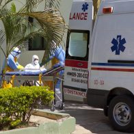 Ambulación que lleva a persona con viruela del mono en el país