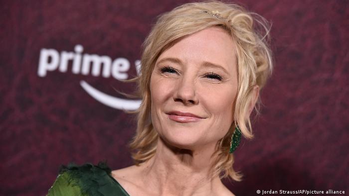 Investigan si la actriz Anne Heche conducía bajo efectos de drogas en su grave accidente