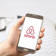 Airbnb retira de su oferta casa que incluía "una cabaña de esclavos de 1830"