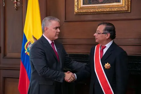 Duque condecora a Petro con tres órdenes habituales para el nuevo presidente