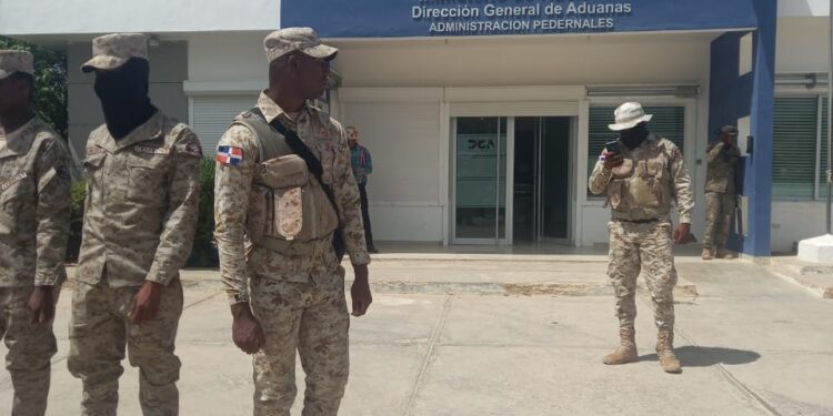 Un muerto en enfrentamiento entre un celador de Aduanas y haitianos en la frontera