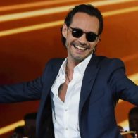 Así reacciona Marc Anthony al pedir agua ardiente y un fan le lanza tremendo botellazo