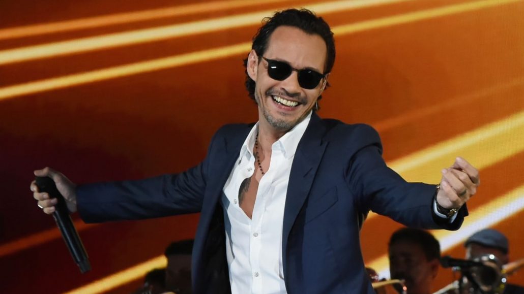 Así reacciona Marc Anthony al pedir agua ardiente y un fan le lanza tremendo botellazo