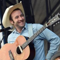 Encuentran muerto al cantante Luke Bell tras ser reportado como desaparecido