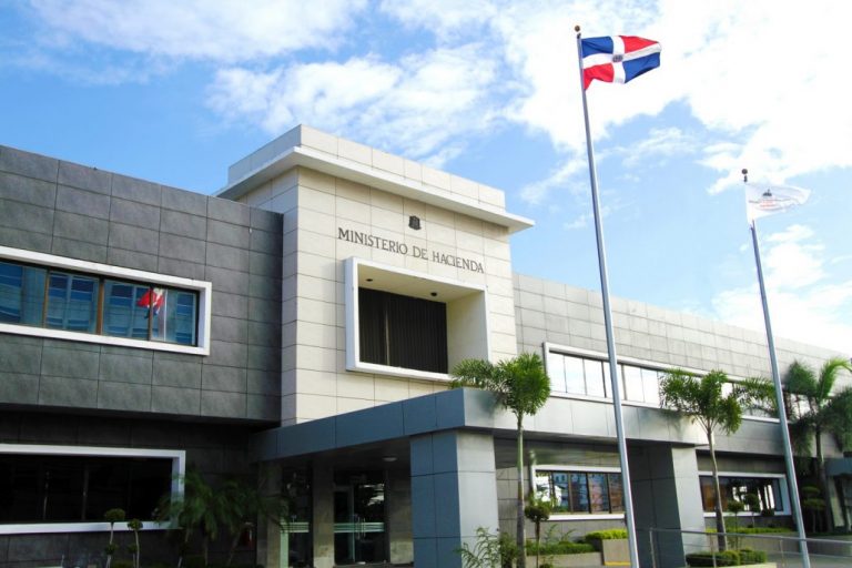 Tras protesta, ministerio de Hacienda confirma inicio de indemnización a pensionados 2 | Noticias de hoy en República Dominicana Beneficiarios del programa FASE tienen 45 días para retirar fondos