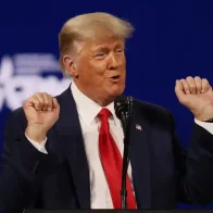 Fotos muestran documentos oficiales que Trump supuestamente tiró al inodoro