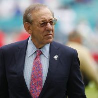 NFL impone fuertes sanciones al dueño de Dolphins