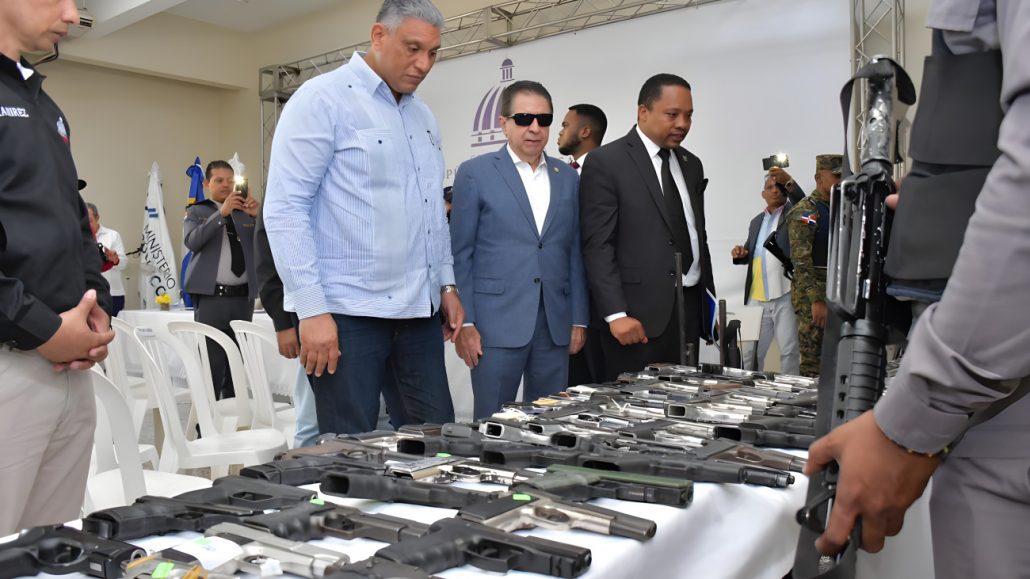 Interior y Policía recibe 305 armas de fuego incautadas en provincia Peravia