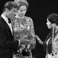 Premios Óscar se disculpan con indígena que recogió premio de Marlon Brando en 1973