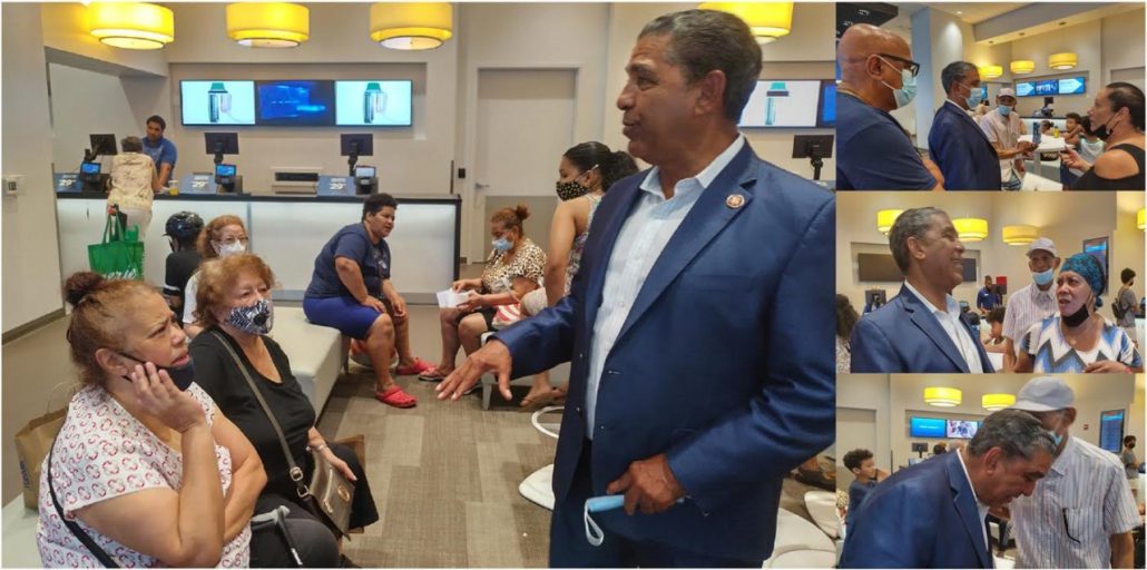 Espaillat visita envejecientes