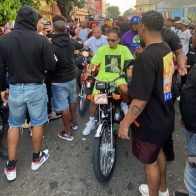 Ozuna llega a Villas Agrícolas para un “teteo” junto a Toskicha