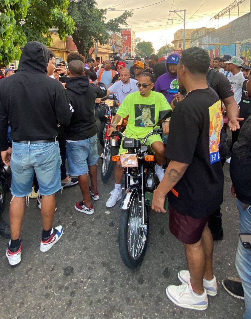 Ozuna llega a Villas Agrícolas para un “teteo” junto a Toskicha