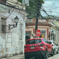 ¡Solo en RD! Cargan vehículo con un tendido eléctrico