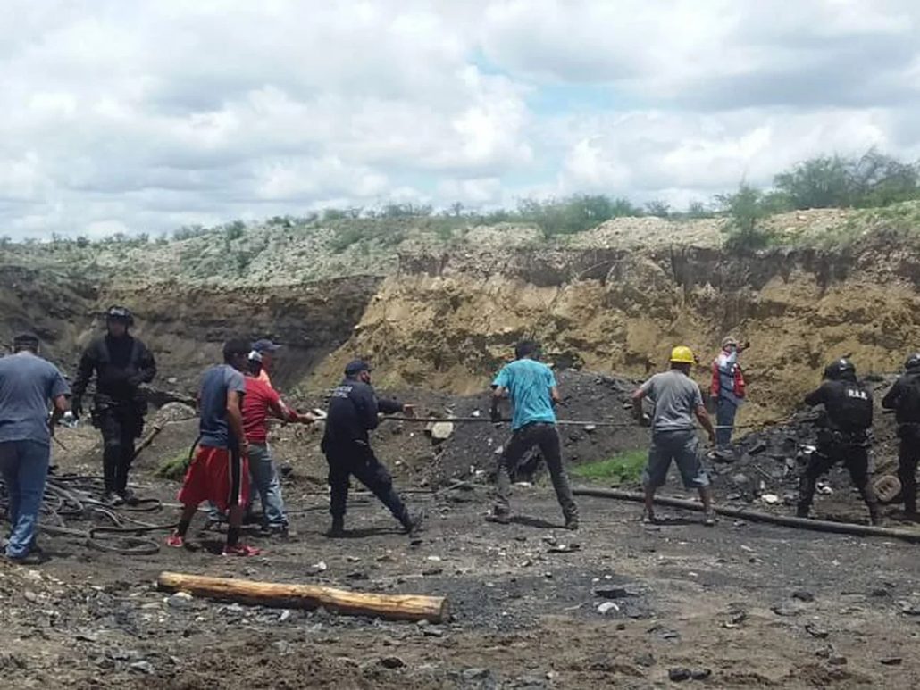 Detectan 12 minas irregulares en la misma zona del derrumbe actual en México