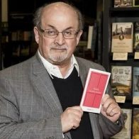 Salman Rushdie es apuñalado por un joven durante conferencia en Nueva York