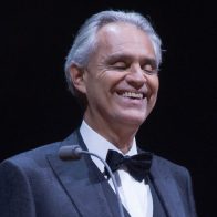 Andrea Bocelli, acento italiano, ritmo español y Marta Sánchez como invitada