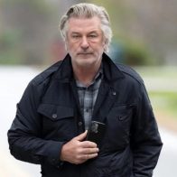 Alec Baldwin: "La pregunta es: ¿Quién puso una bala real en la pistola?"