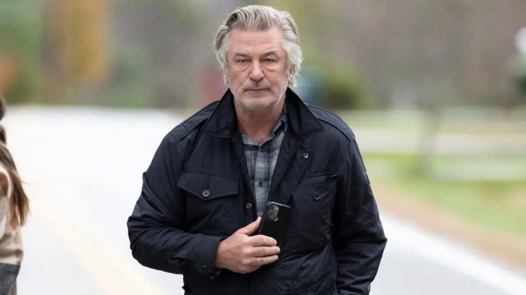 Alec Baldwin: "La pregunta es: ¿Quién puso una bala real en la pistola?"