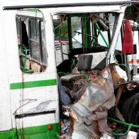 Al menos 16 muertos al chocar un camión con un microbús en Rusia