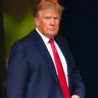 Trump pide a la corte supervisión sobre el registro a su casa en Florida