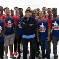 Coach financiero imparte charla en academia de Edwin Encarnación