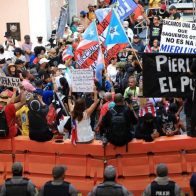 Cientos de personas protestan contra la empresa eléctrica de Puerto Rico